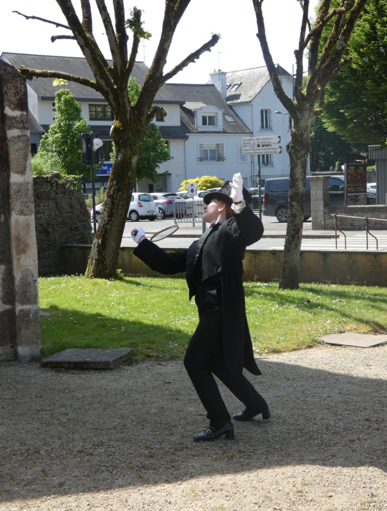 Jeux anciens bilboquet et nain jaune lors d’un événement historique