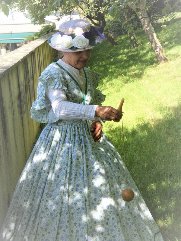 Jeux anciens bilboquet et nain jaune lors d’un événement historique