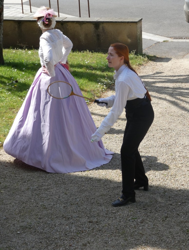 Jeux anciens bilboquet et nain jaune lors d’un événement historique