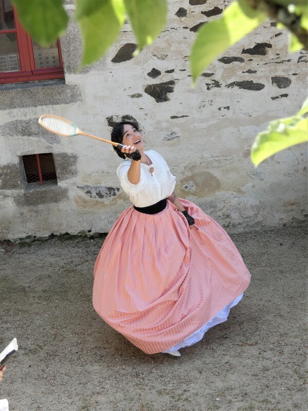 Jeux anciens bilboquet et nain jaune lors d’un événement historique