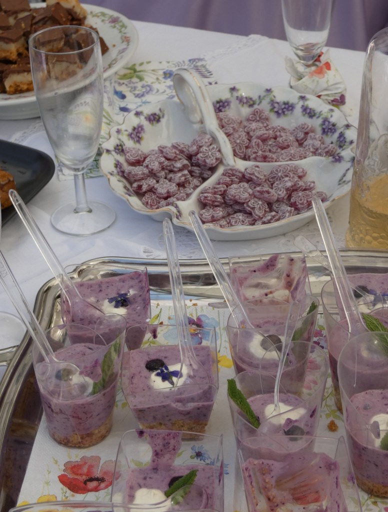 Pique-nique Second Empire avec décorations et mets violets