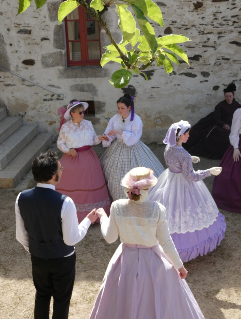 Danse historique lors d’un goûter impérial en plein air