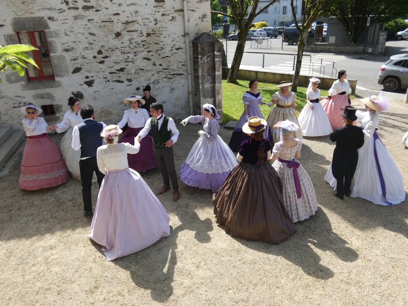 Danse historique lors d’un goûter impérial en plein air