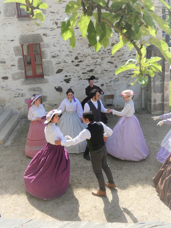 Danse historique lors d’un goûter impérial en plein air