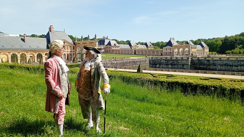 Costumes historiques dans les jardins du château de Vaux-le-Vicomte 