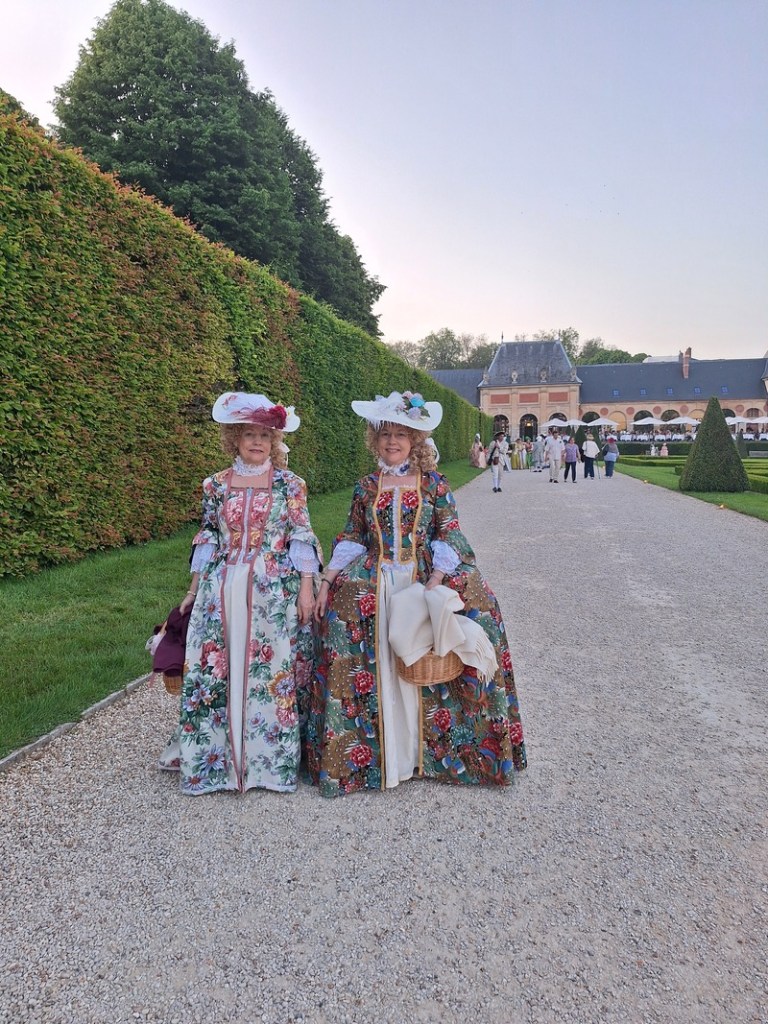 Costumes historiques dans les jardins du château de Vaux-le-Vicomte 