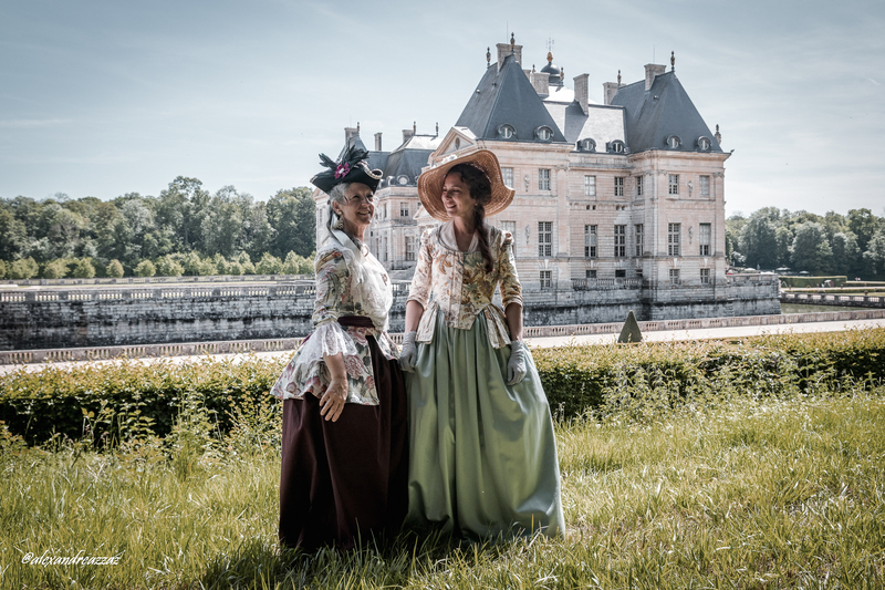 Costumes historiques dans les jardins du château de Vaux-le-Vicomte 