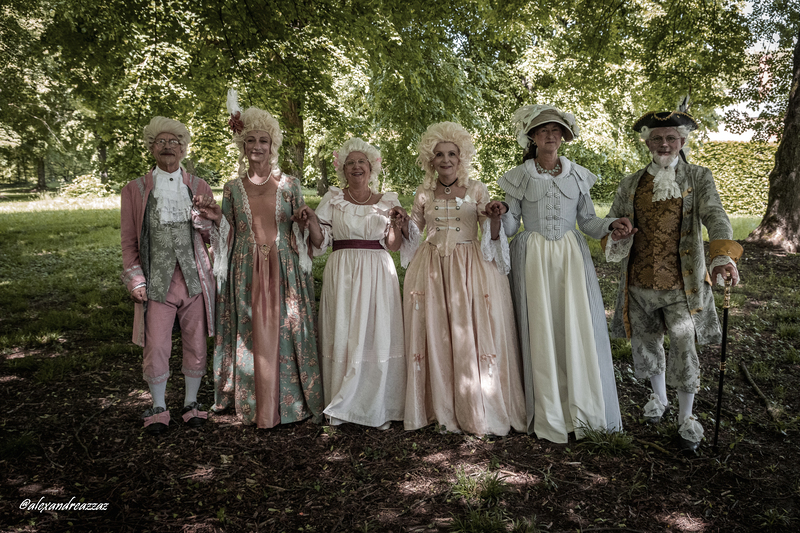 Costumes historiques dans les jardins du château de Vaux-le-Vicomte 
