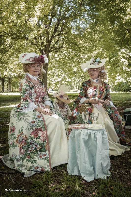 Costumes historiques dans les jardins du château de Vaux-le-Vicomte 