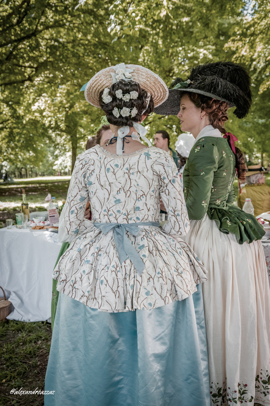 Costumes historiques dans les jardins du château de Vaux-le-Vicomte 