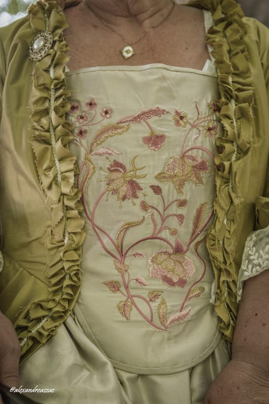 Costumes historiques dans les jardins du château de Vaux-le-Vicomte 