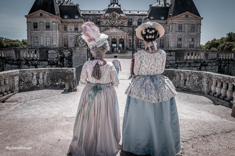 Costumes historiques dans les jardins du château de Vaux-le-Vicomte 