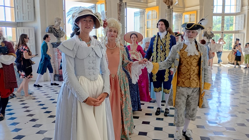 Membres de Crinolines et Cie en costumes XVIIIe siècle au château de Vaux-le-Vicomte 