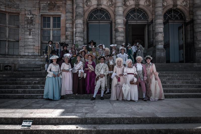 Costumes historiques dans les jardins du château de Vaux-le-Vicomte 
