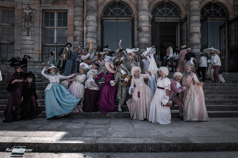 Costumes historiques dans les jardins du château de Vaux-le-Vicomte 