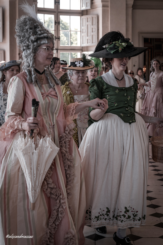 Membres de Crinolines et Cie en costumes XVIIIe siècle au château de Vaux-le-Vicomte 