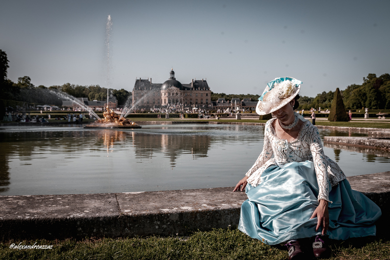 Costumes historiques dans les jardins du château de Vaux-le-Vicomte 