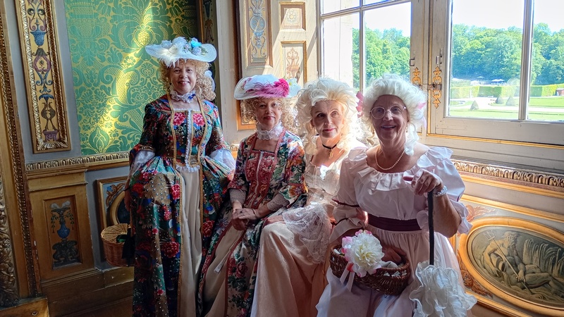 Membres de Crinolines et Cie en costumes XVIIIe siècle au château de Vaux-le-Vicomte 