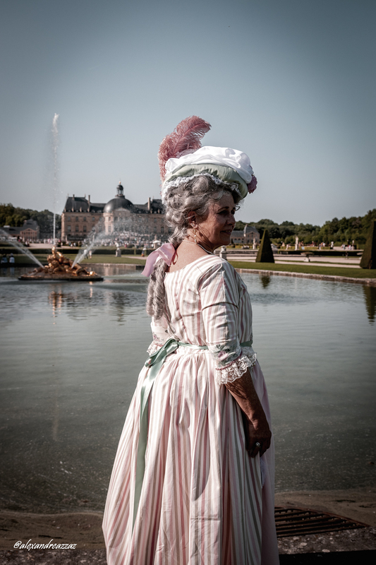 Costumes historiques dans les jardins du château de Vaux-le-Vicomte 