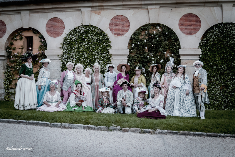Costumes historiques dans les jardins du château de Vaux-le-Vicomte 