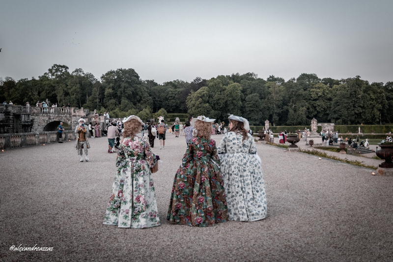 Costumes historiques dans les jardins du château de Vaux-le-Vicomte 