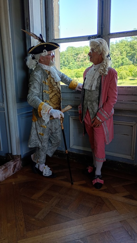 Membres de Crinolines et Cie en costumes XVIIIe siècle au château de Vaux-le-Vicomte 