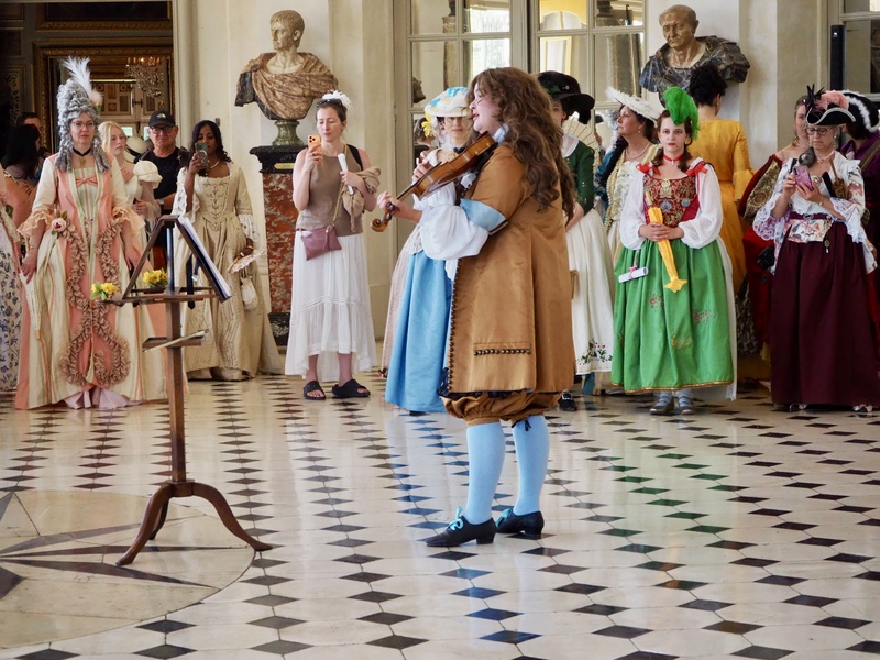 Membres de Crinolines et Cie en costumes XVIIIe siècle au château de Vaux-le-Vicomte 
