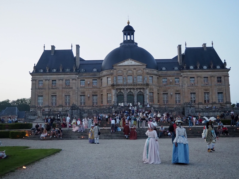 Costumes historiques dans les jardins du château de Vaux-le-Vicomte 