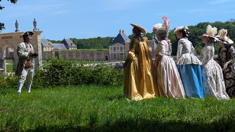 Costumes historiques dans les jardins du château de Vaux-le-Vicomte 