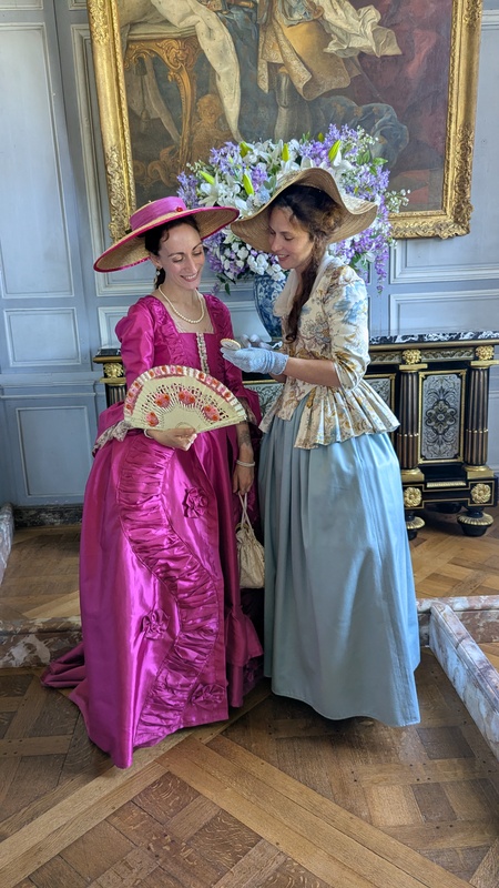 Membres de Crinolines et Cie en costumes XVIIIe siècle au château de Vaux-le-Vicomte 