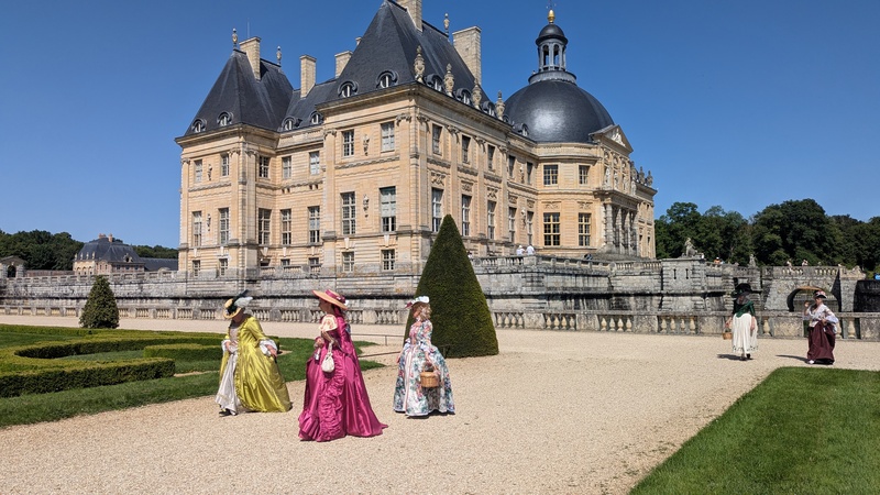 Costumes historiques dans les jardins du château de Vaux-le-Vicomte 