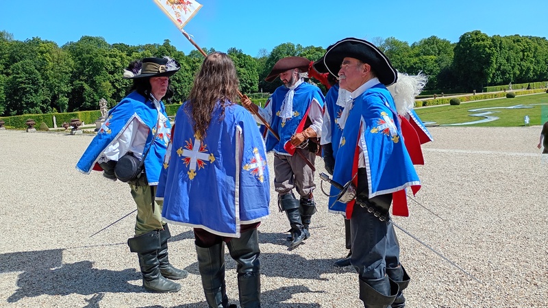 Participants en costumes historiques devant le château de Vaux Le Vicomte