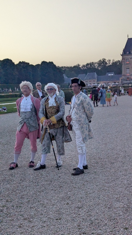 Costumes historiques dans les jardins du château de Vaux-le-Vicomte 