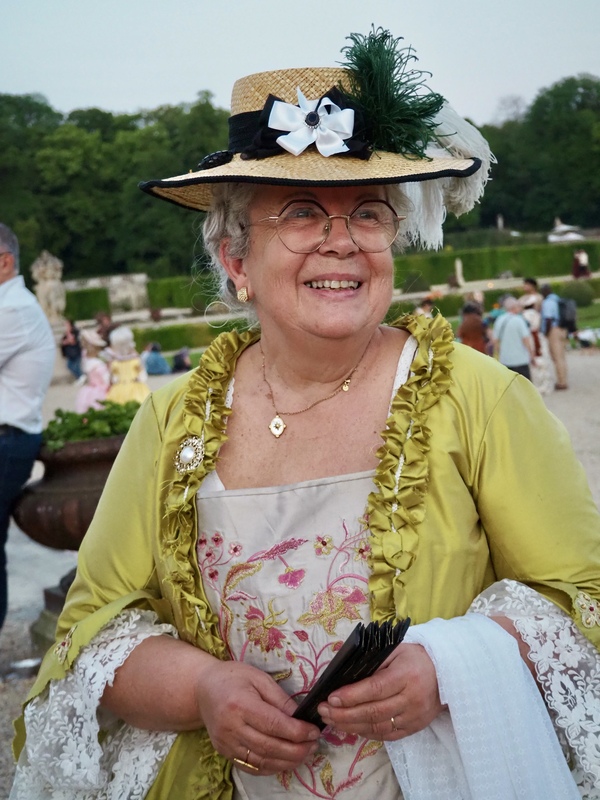 Costumes historiques dans les jardins du château de Vaux-le-Vicomte 