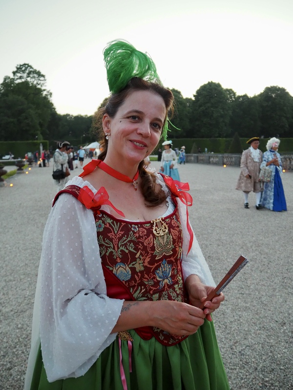 Costumes historiques dans les jardins du château de Vaux-le-Vicomte 