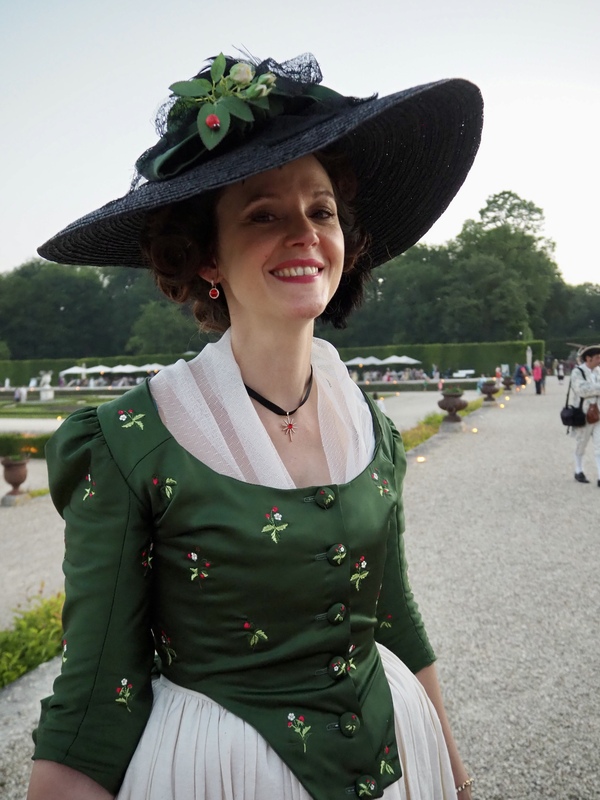Costumes historiques dans les jardins du château de Vaux-le-Vicomte 