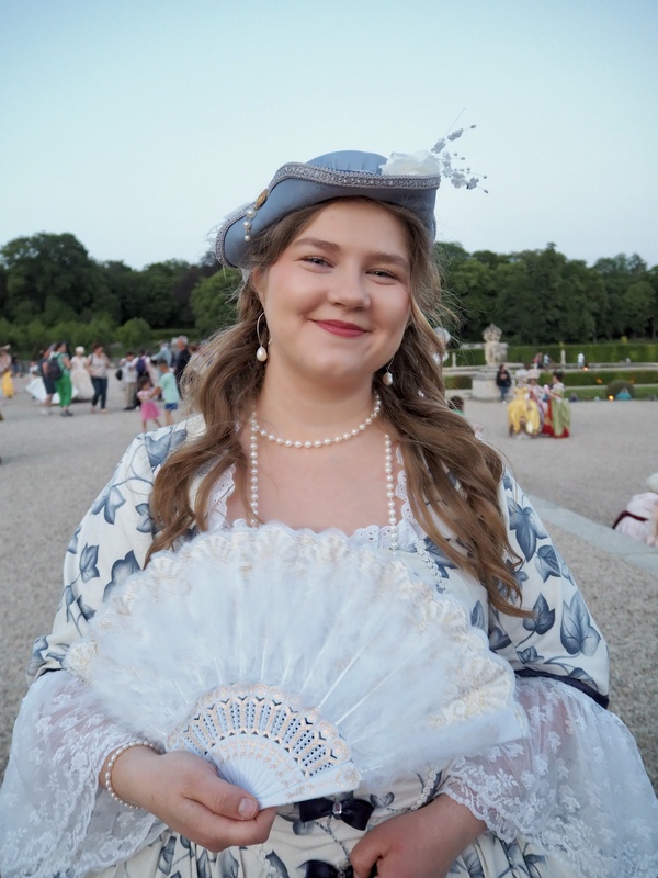 Costumes historiques dans les jardins du château de Vaux-le-Vicomte 