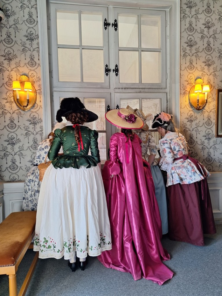 Membres de Crinolines et Cie en costumes XVIIIe siècle au château de Vaux-le-Vicomte 