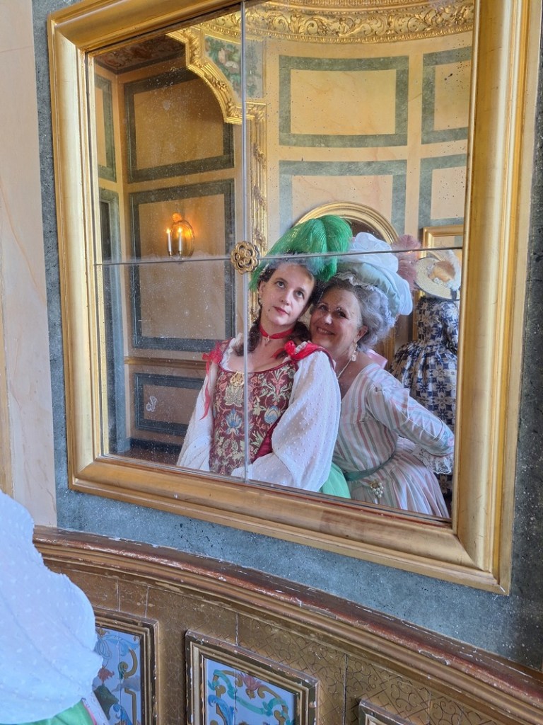 Membres de Crinolines et Cie en costumes XVIIIe siècle au château de Vaux-le-Vicomte 