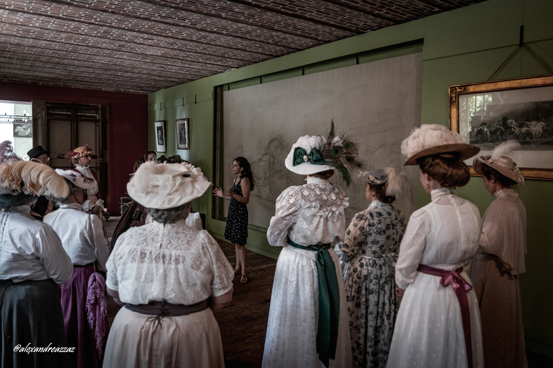 Visite guidée du château de Rosa Bonheur en tenues historiques
