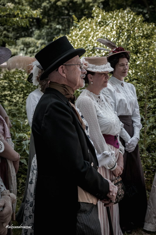 Membres de Crinolines et Cie en costumes Belle Époque au château de Rosa Bonheur