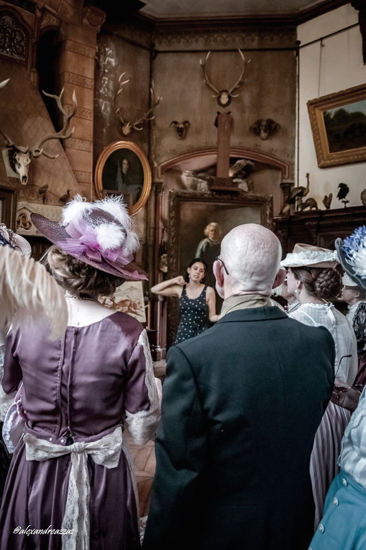 Visite guidée du château de Rosa Bonheur en tenues historiques