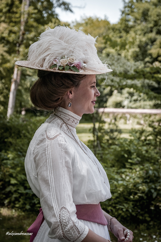 Promenade en costumes historiques dans le parc arboré du château