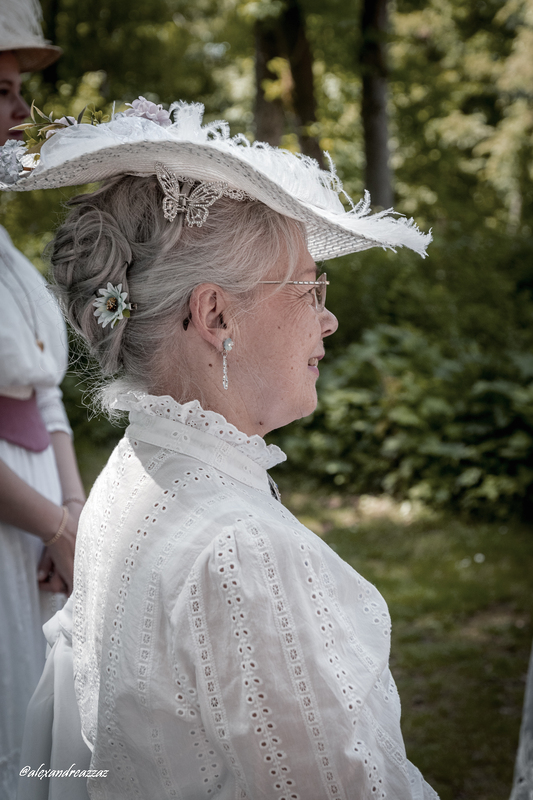 Promenade en costumes historiques dans le parc arboré du château