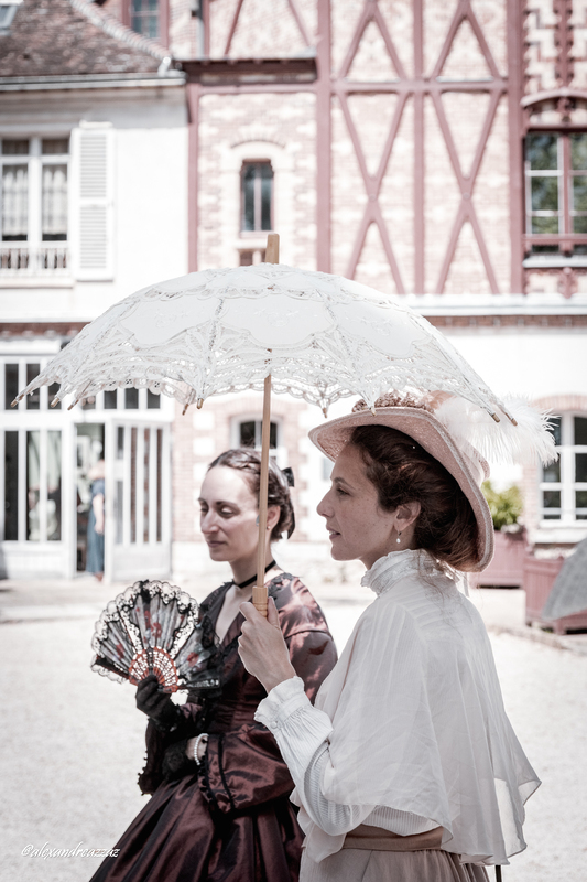 Membres de Crinolines et Cie en costumes Belle Époque au château de Rosa Bonheur