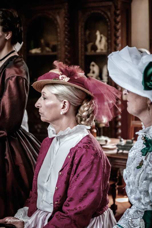 Visite guidée du château de Rosa Bonheur en tenues historiques