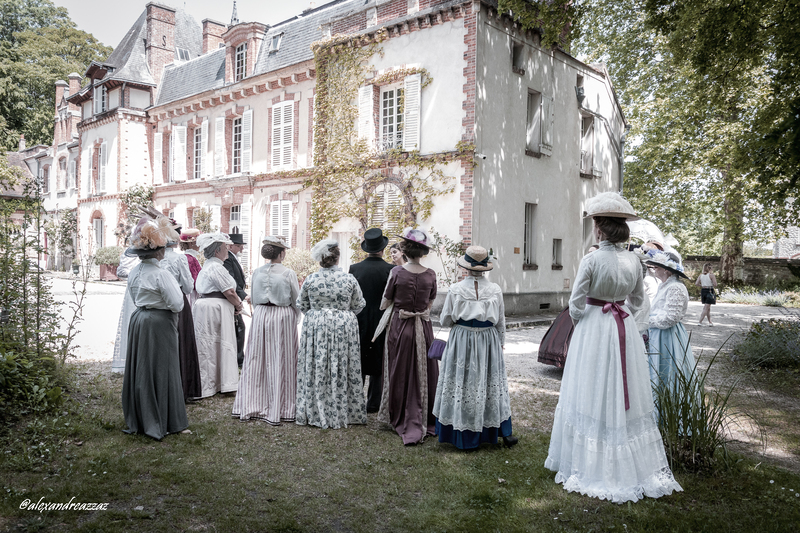 Membres de Crinolines et Cie en costumes Belle Époque au château de Rosa Bonheur