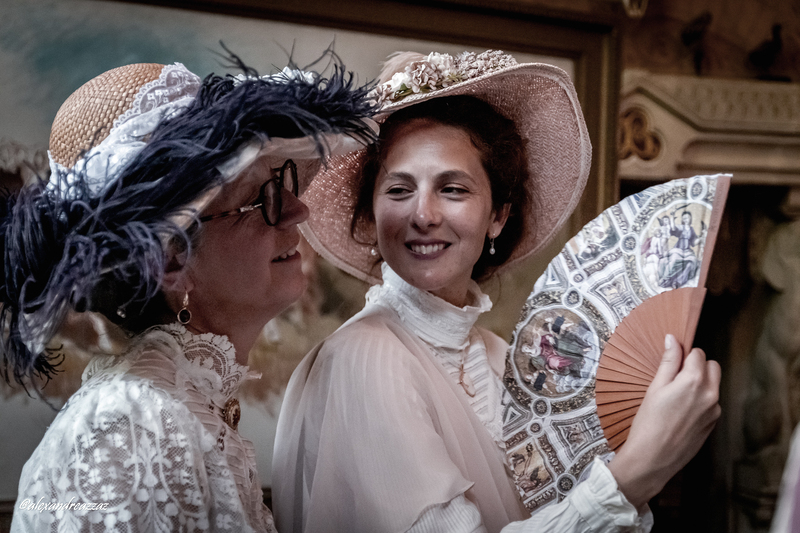 Visite guidée du château de Rosa Bonheur en tenues historiques