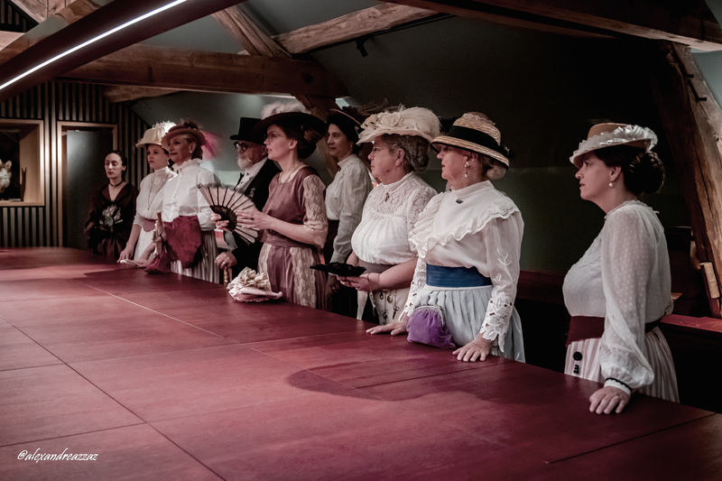 Visite guidée du château de Rosa Bonheur en tenues historiques