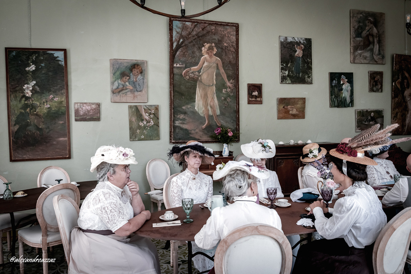 Goûter dans le salon de thé du château de Rosa Bonheur